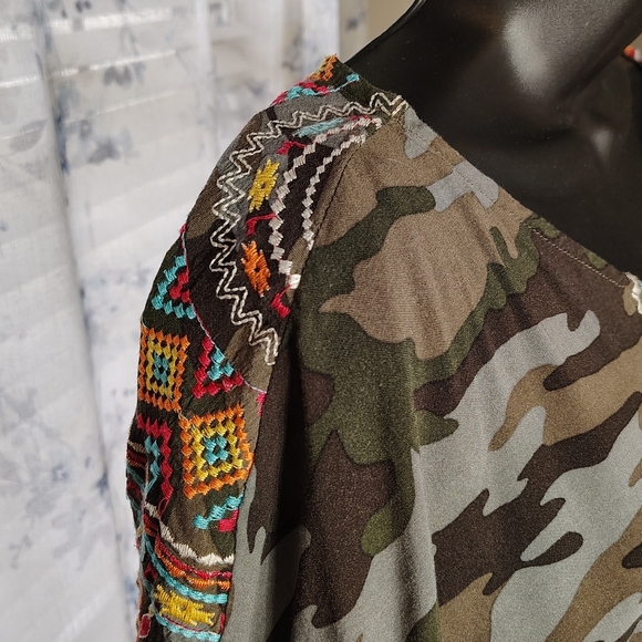 Savannah James Women's Camo Print Embroidered Ponchos Style Top Sz S/M - Picture 5 of 8